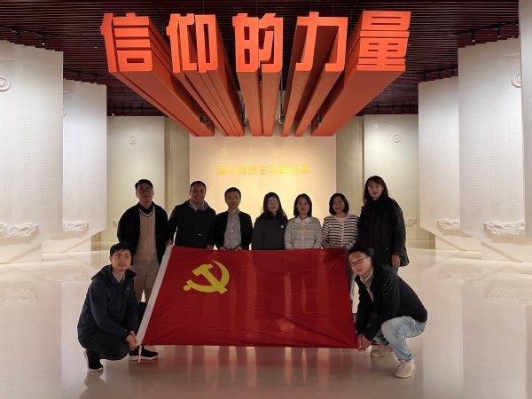参观雨花英烈生平事迹展.jpg
